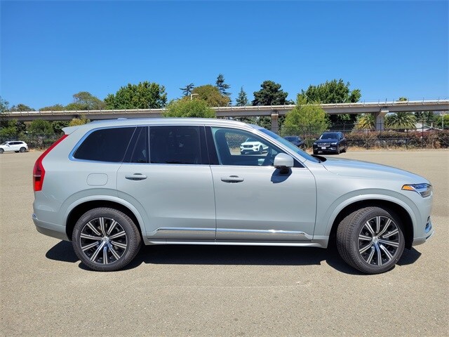 2025 Volvo XC90 B5 Core photo 4