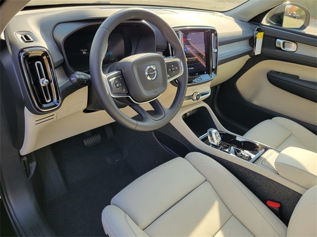 2025 Volvo XC40 B5 Plus Bright Theme photo 3