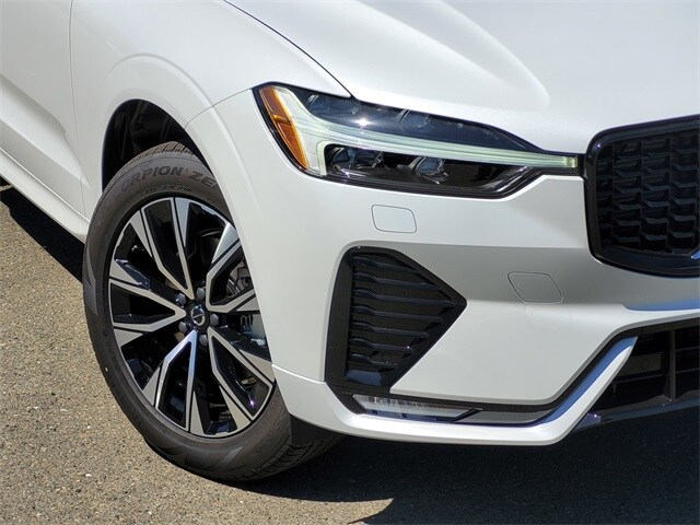 2025 Volvo XC60 B5 Core photo 2