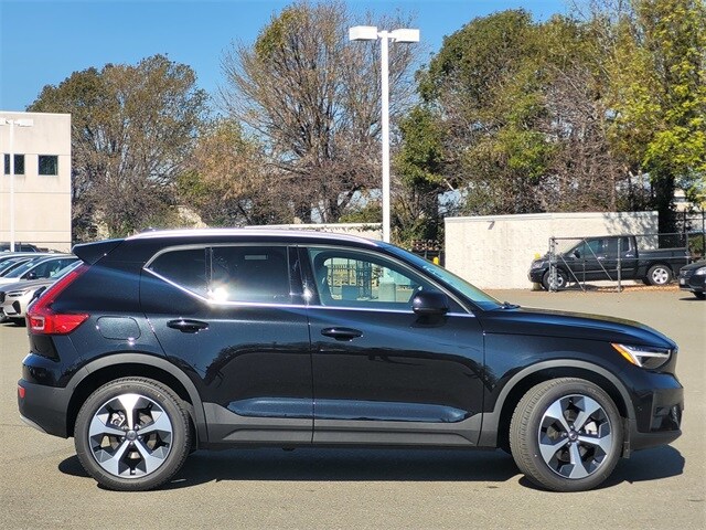 2025 Volvo XC40 Plus photo 3