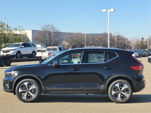 2025 Volvo XC40 B5 Plus Bright Theme photo 6