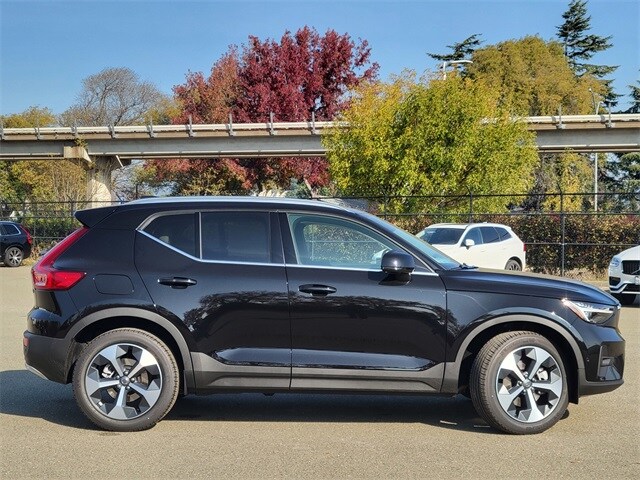 2025 Volvo XC40 Plus photo 3