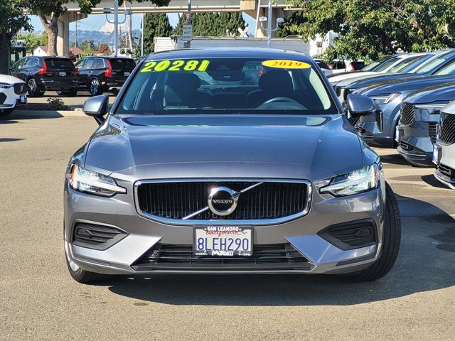 2019 Volvo S60 Momentum photo 2