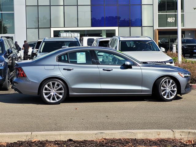 2019 Volvo S60 Momentum photo 3