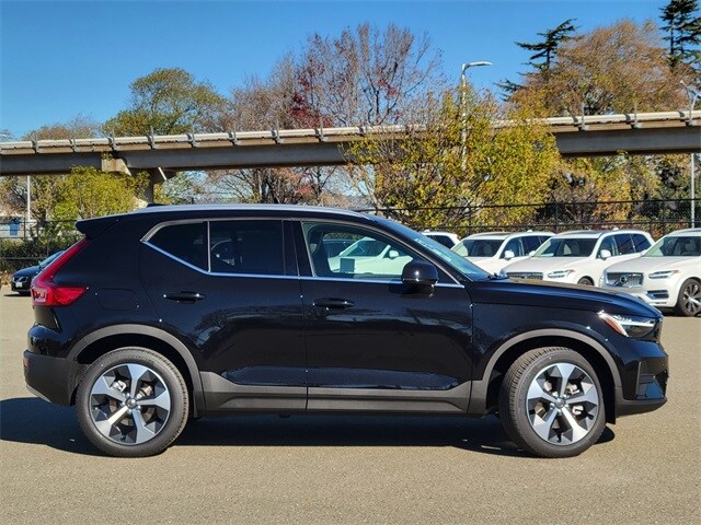 2025 Volvo XC40 Core photo 4
