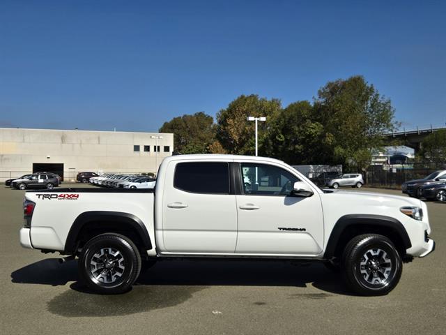 2020 Toyota Tacoma TRD Sport photo 3