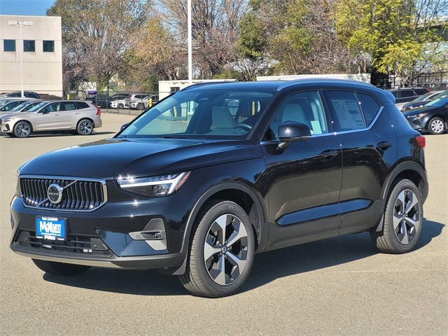 2025 Volvo XC40 B5 Plus Bright Theme photo 3