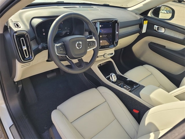 2025 Volvo XC40 B5 Plus Dark Theme photo 6