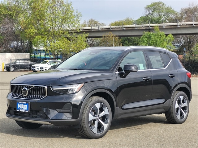 2025 Volvo XC40 B5 Core Bright Theme photo 3
