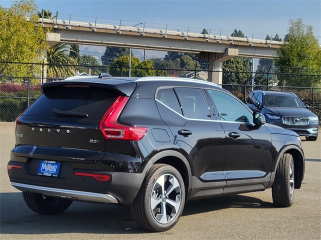 2025 Volvo XC40 B5 Plus Bright Theme photo 4