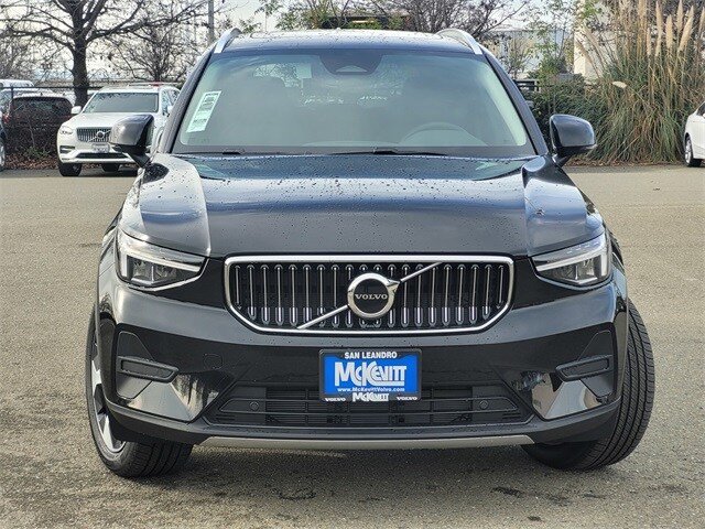 2025 Volvo XC40 Core photo 2