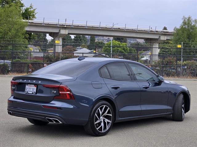 2020 Volvo S60 Momentum photo 4
