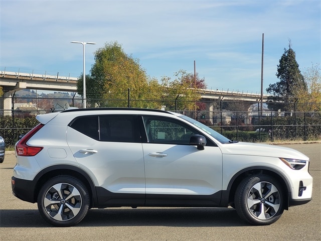2025 Volvo XC40 B5 Plus Dark Theme photo 2