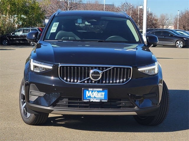 2025 Volvo XC40 Core photo 2