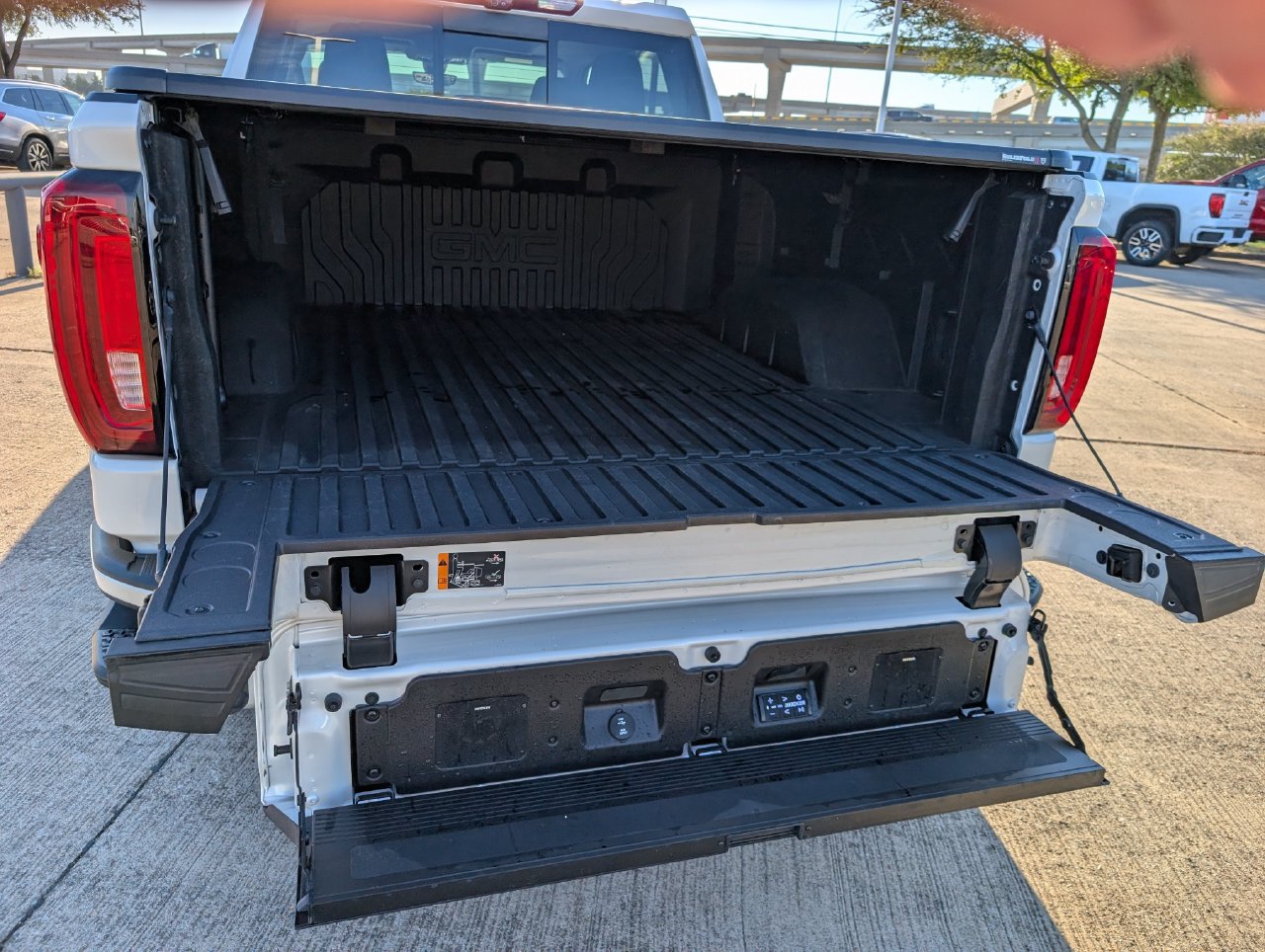 Used 2021 White Frost Tricoat GMC Denali image 29