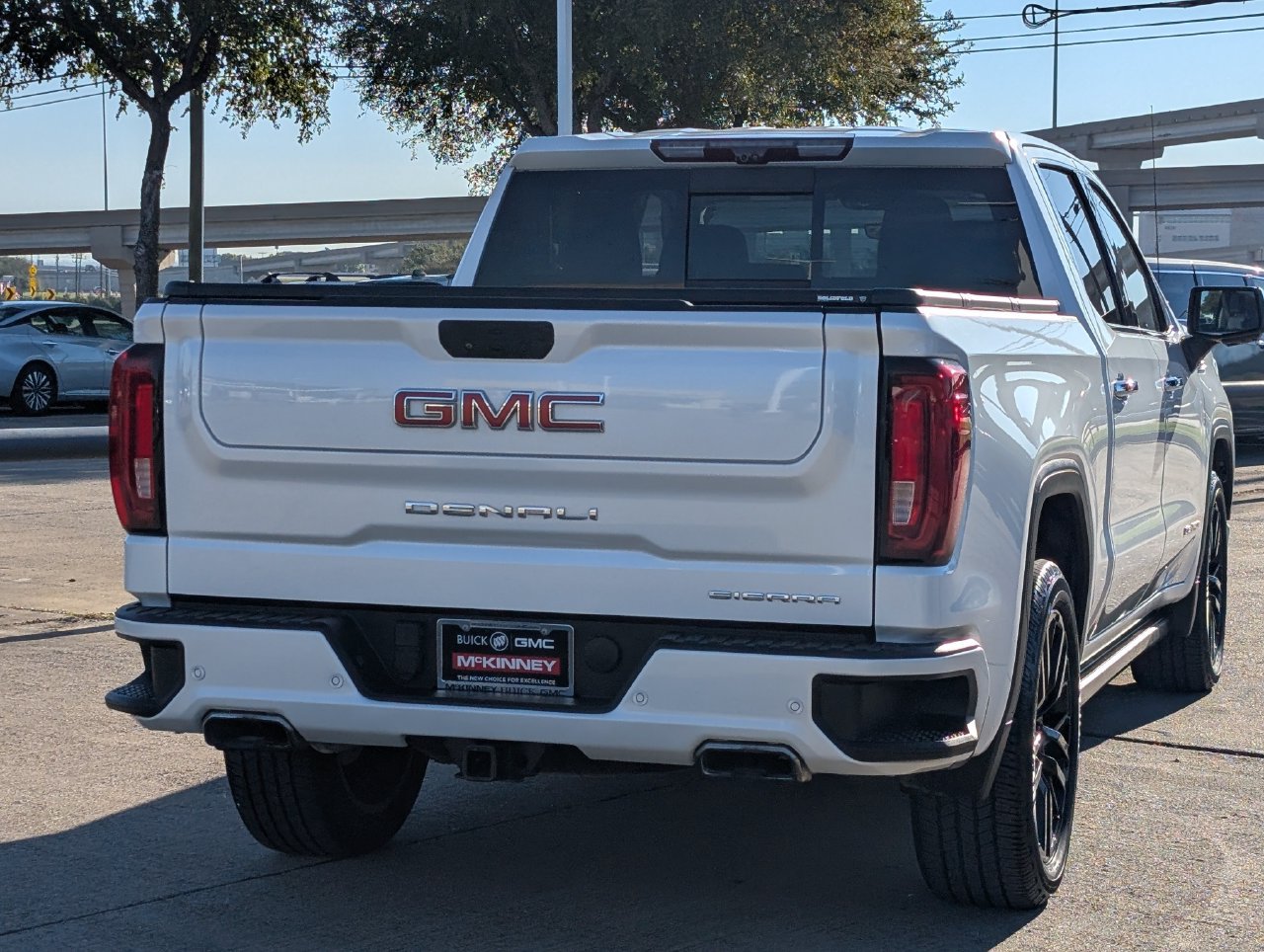 Used 2021 White Frost Tricoat GMC Denali image 4