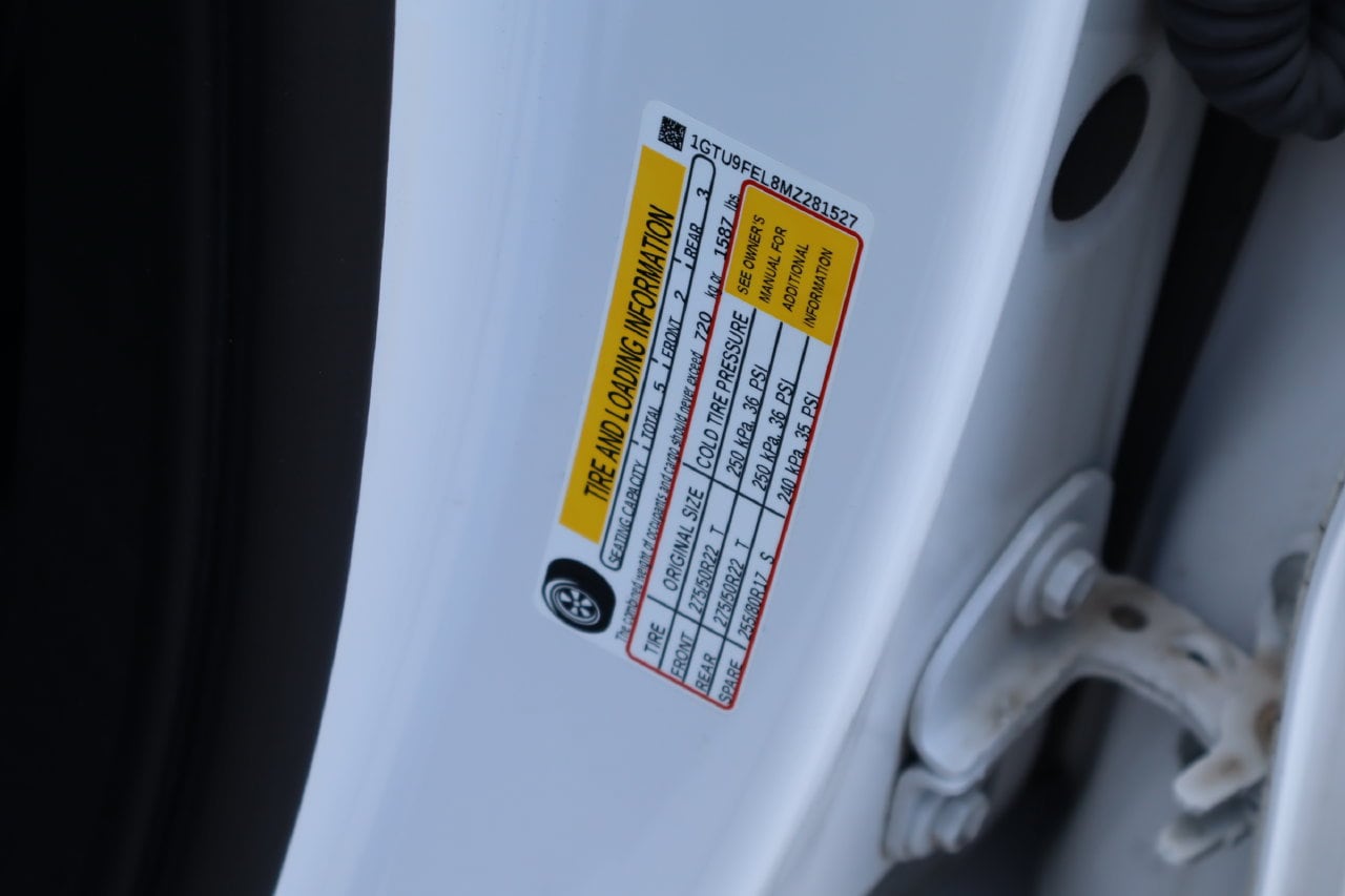 Used 2021 White Frost Tricoat GMC Denali image 34