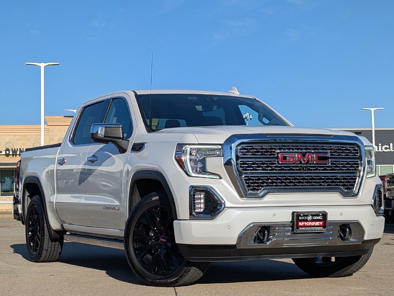 Used 2021 White Frost Tricoat GMC Denali image 2