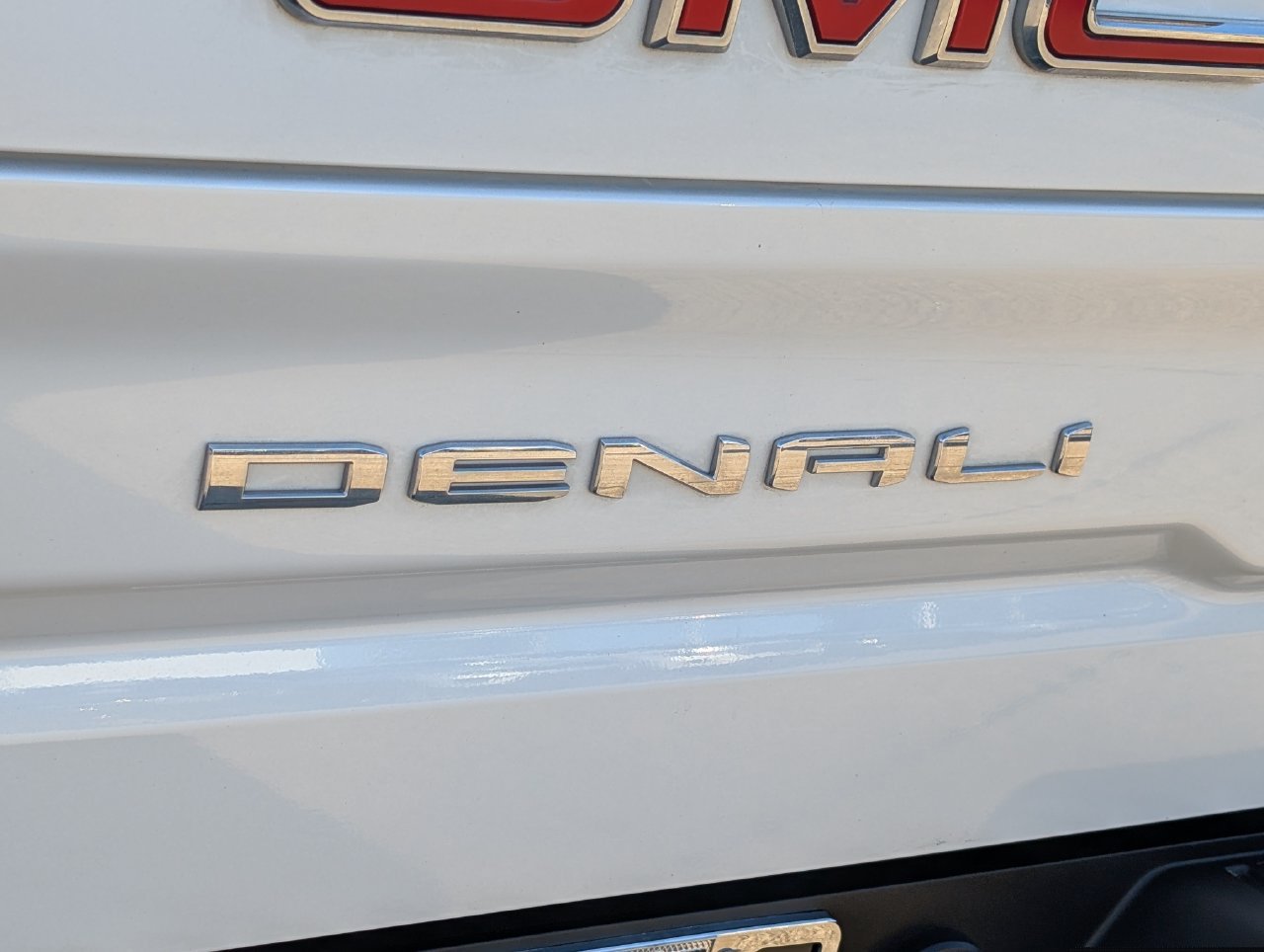 Used 2021 White Frost Tricoat GMC Denali image 8