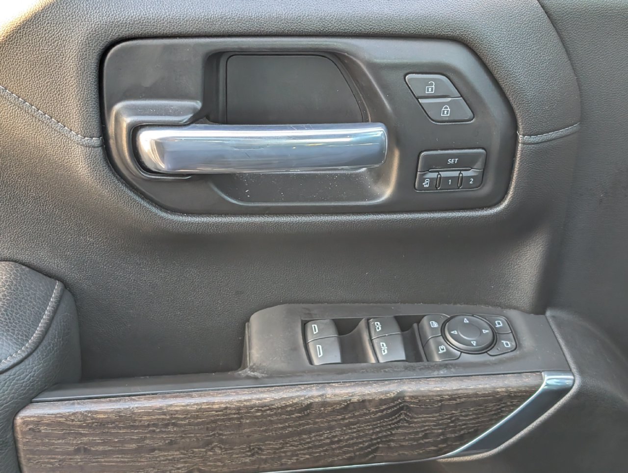 Used 2021 White Frost Tricoat GMC Denali image 25