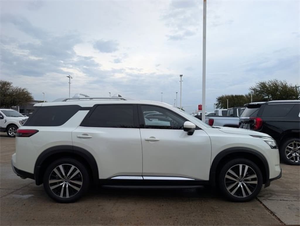 Used 2024 Nissan Pathfinder Platinum SUV