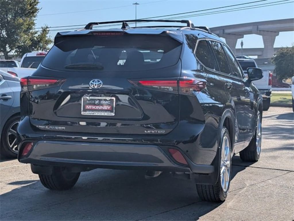Used 2024 Toyota Highlander LE SUV