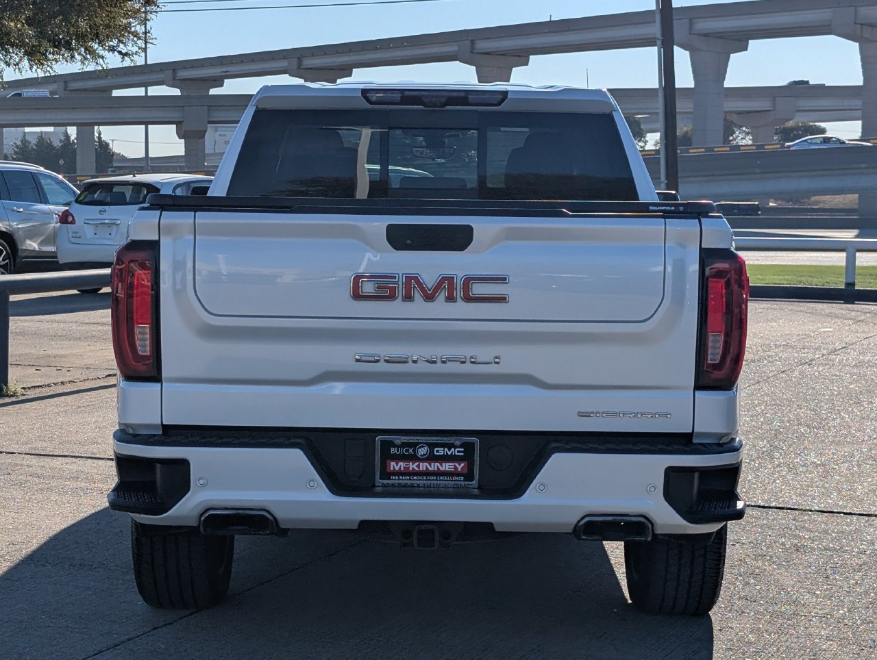Used 2021 White Frost Tricoat GMC Denali image 5