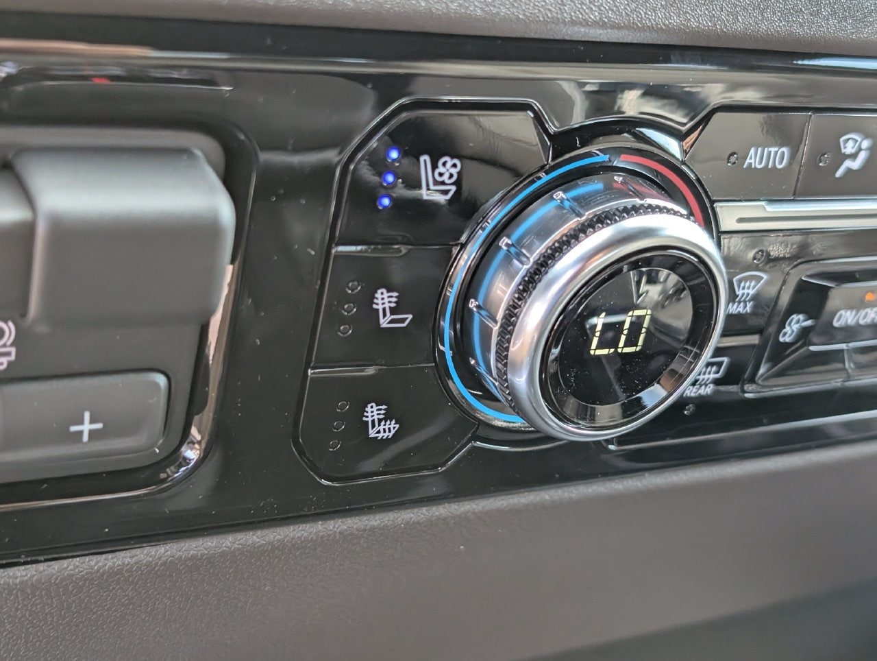 2026 GMC Sierra 1500 SLT - Photo 14