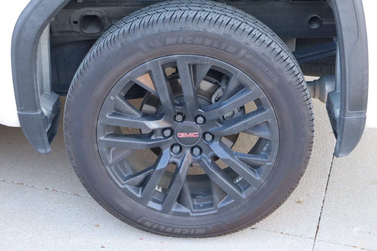 Used 2021 White Frost Tricoat GMC Denali image 31