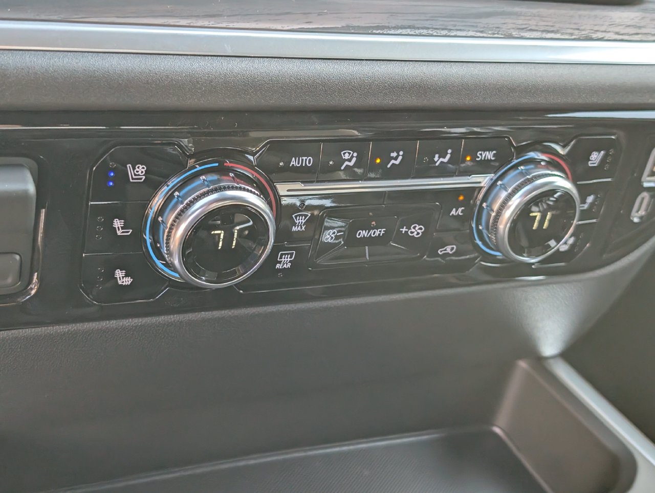 2026 GMC Sierra 1500 SLT - Photo 13