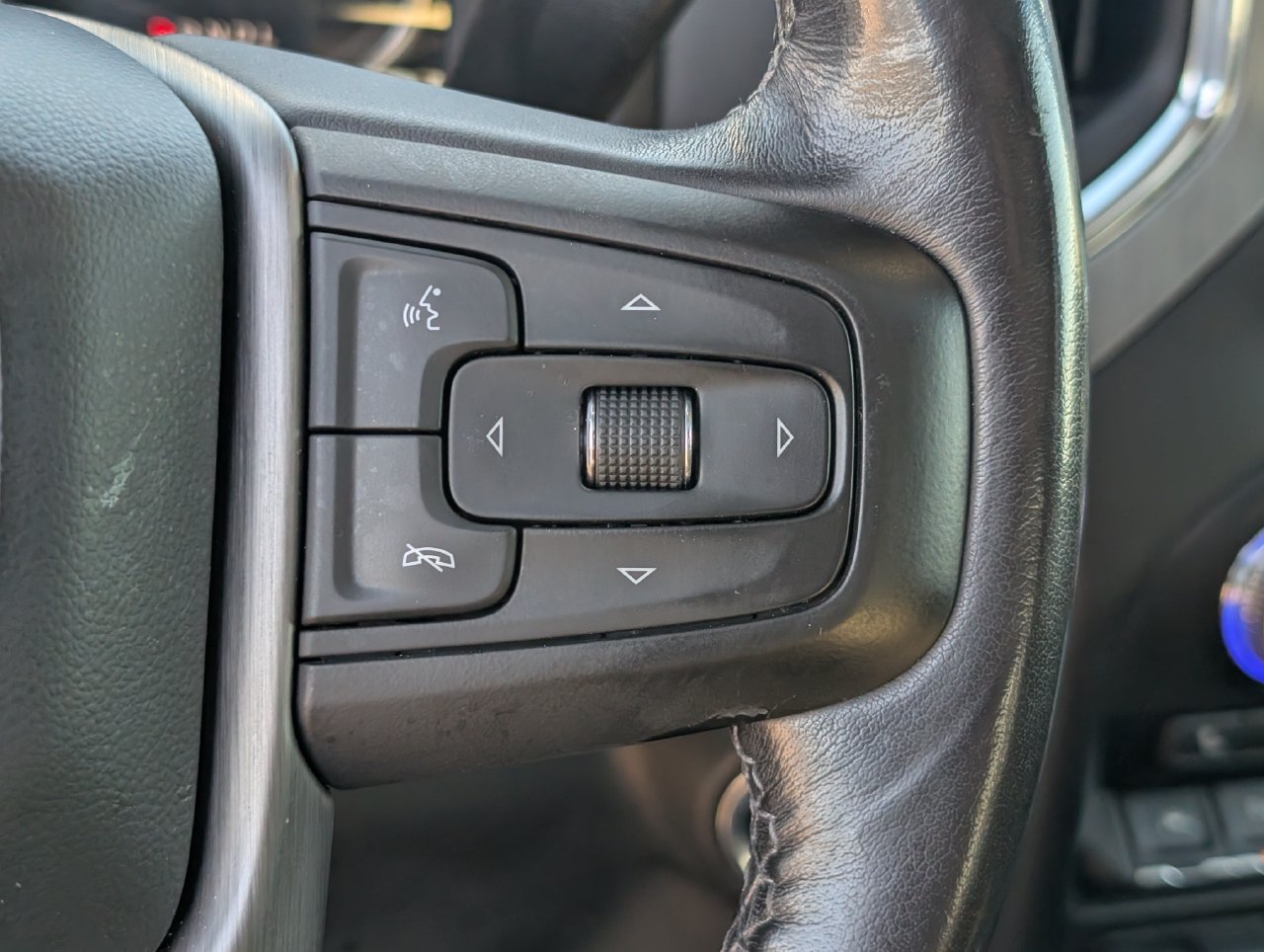 Used 2021 White Frost Tricoat GMC Denali image 22