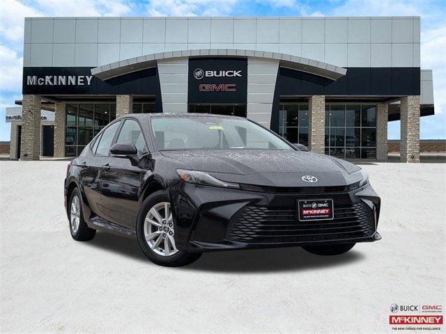 2025 Toyota Camry LE's photo