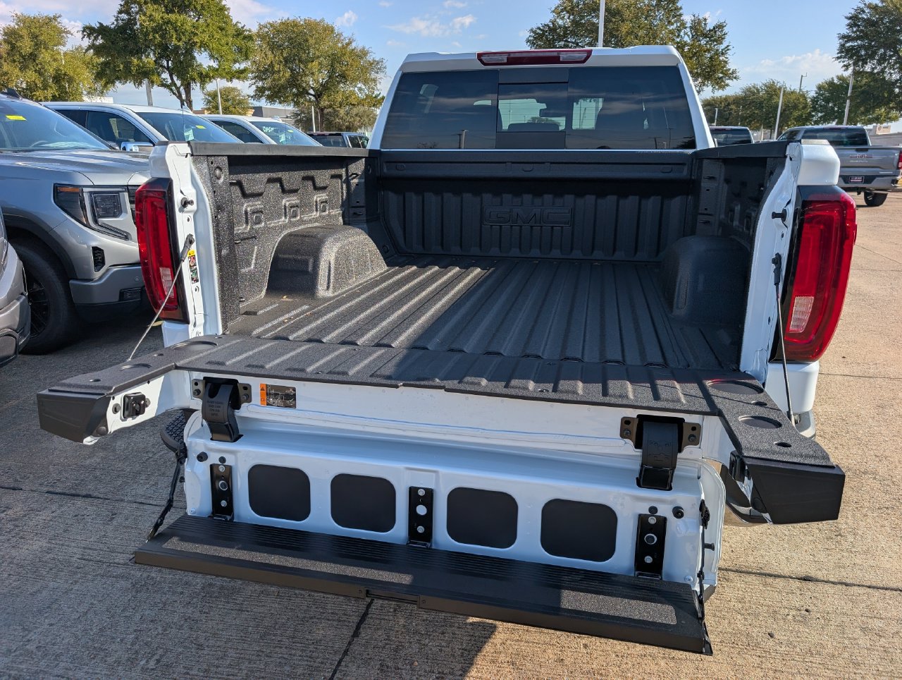 2026 GMC Sierra 1500 SLT - Photo 6