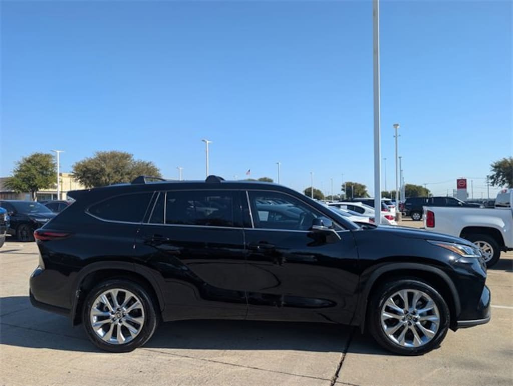 Used 2024 Toyota Highlander LE SUV