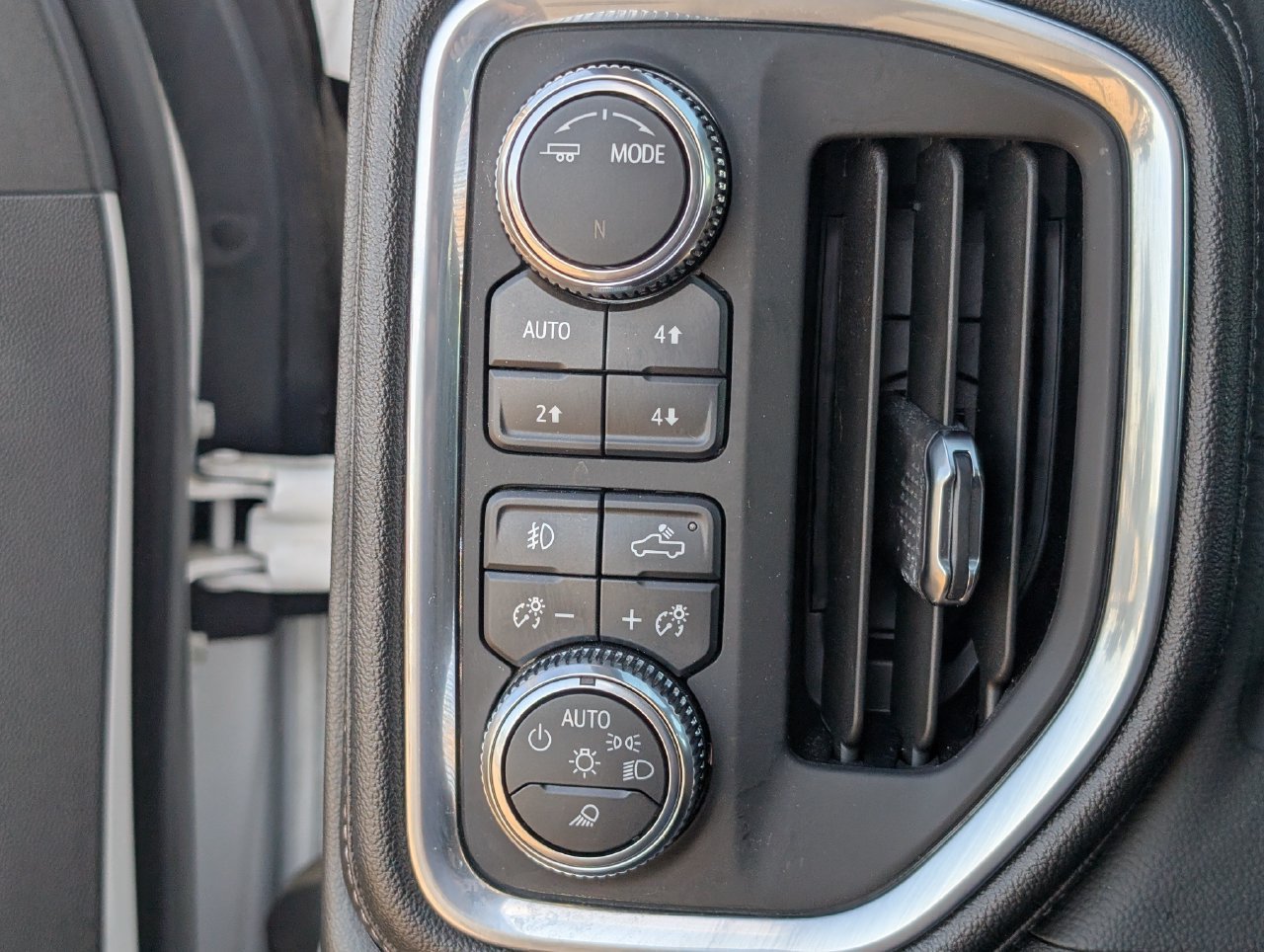Used 2021 White Frost Tricoat GMC Denali image 24