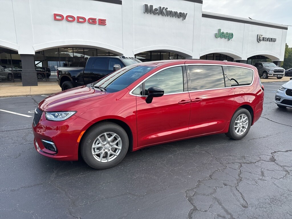 2026 Chrysler Pacifica photo 3