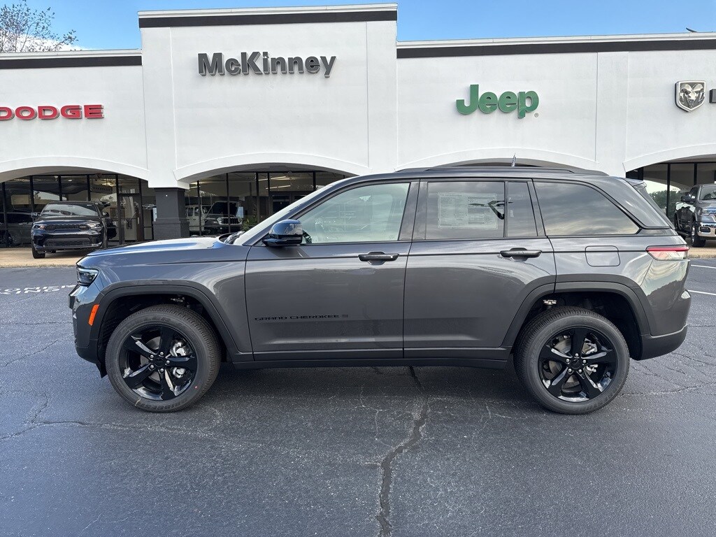 2025 Jeep Grand Cherokee Laredo Altitude photo 2