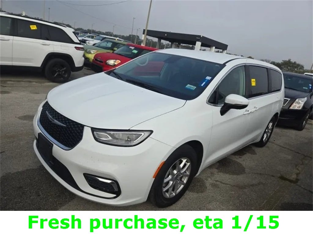 2023 Chrysler Pacifica Touring L's photo