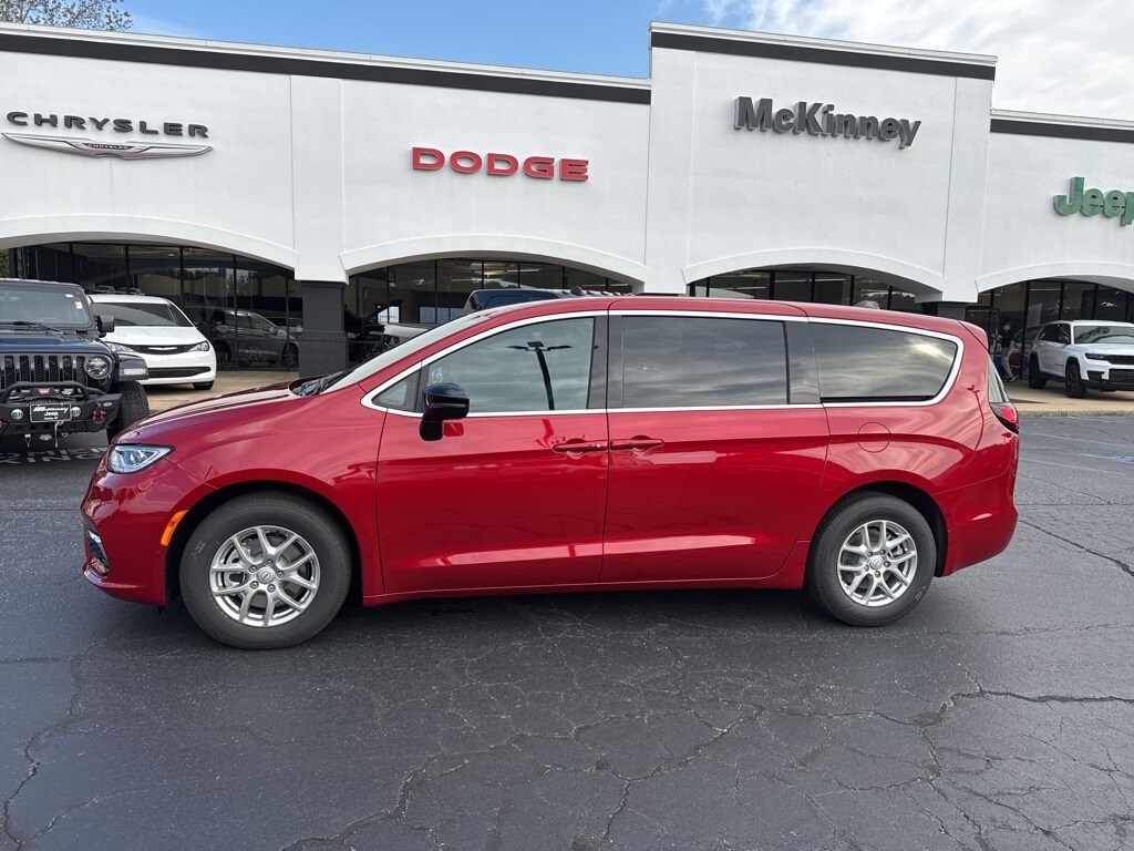 2026 Chrysler Pacifica photo 4