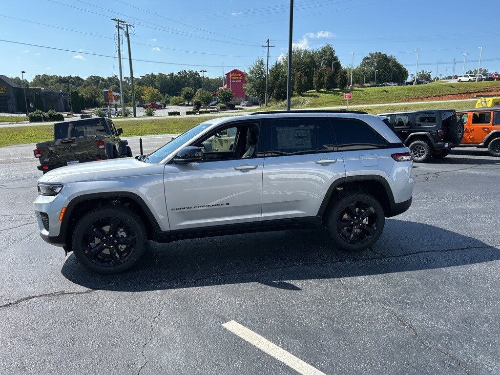 2025 Jeep Grand Cherokee Laredo Altitude photo 4