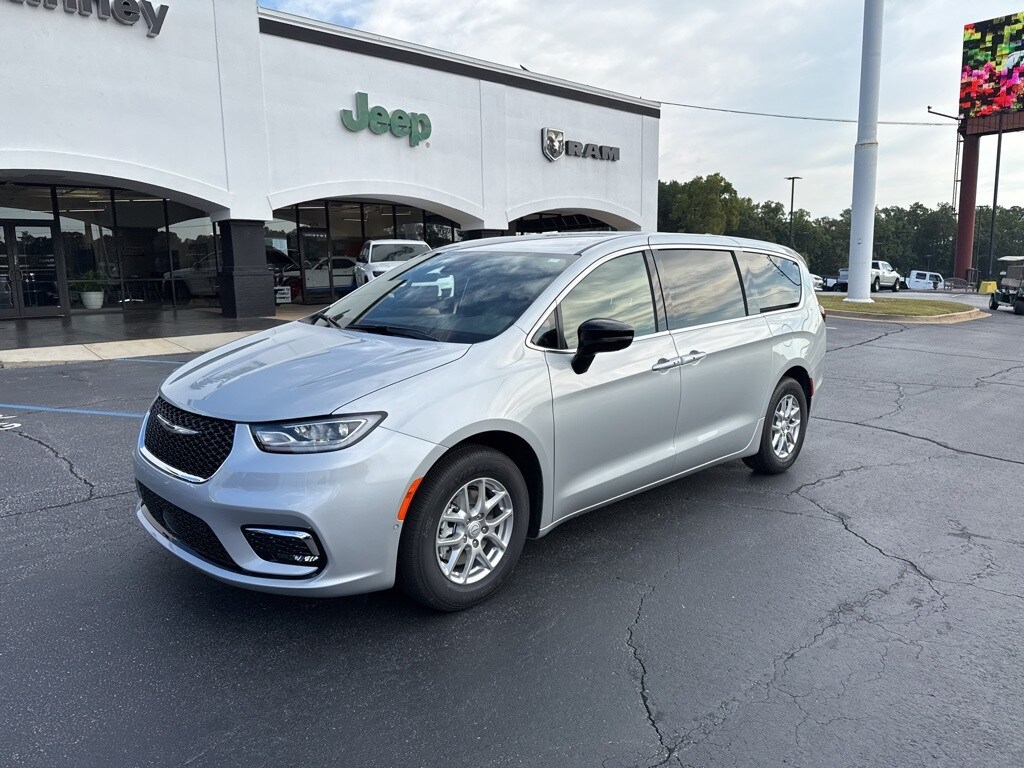 2026 Chrysler Pacifica photo 2