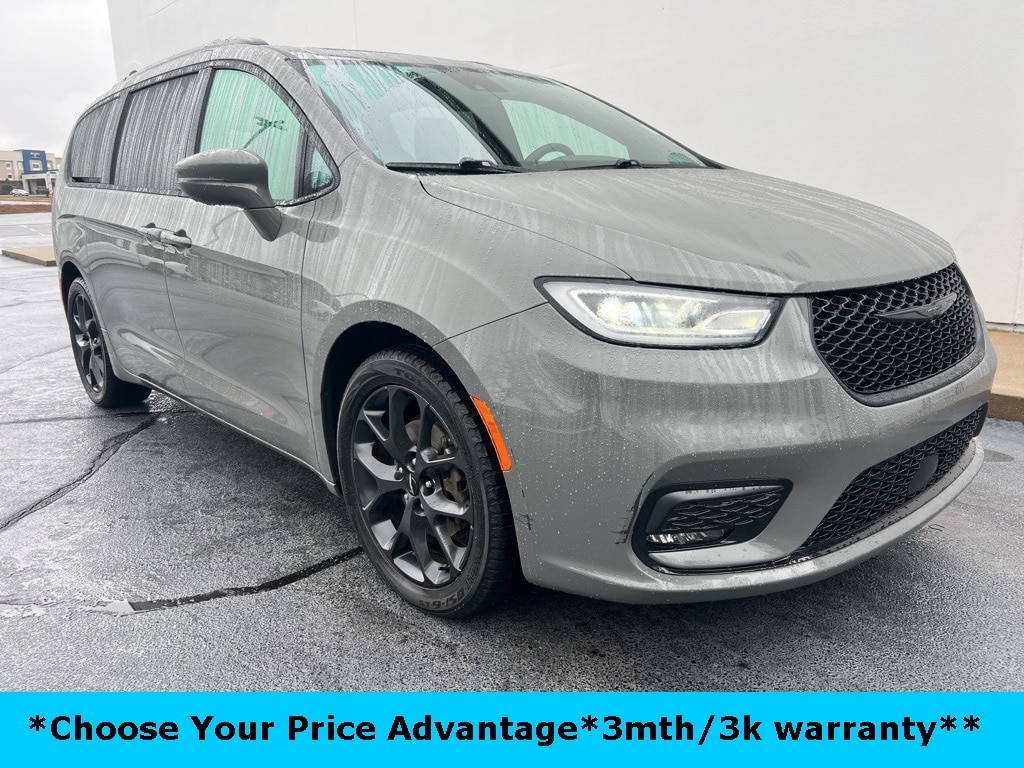 2022 Chrysler Pacifica Touring L's photo