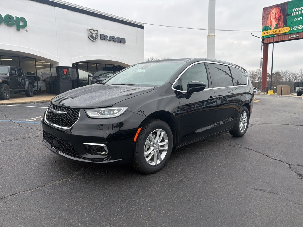 2026 Chrysler Pacifica Select's photo