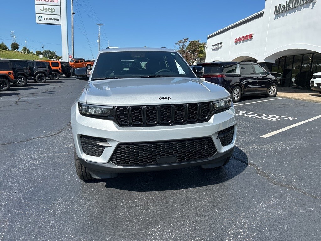 2025 Jeep Grand Cherokee Laredo Altitude photo 2