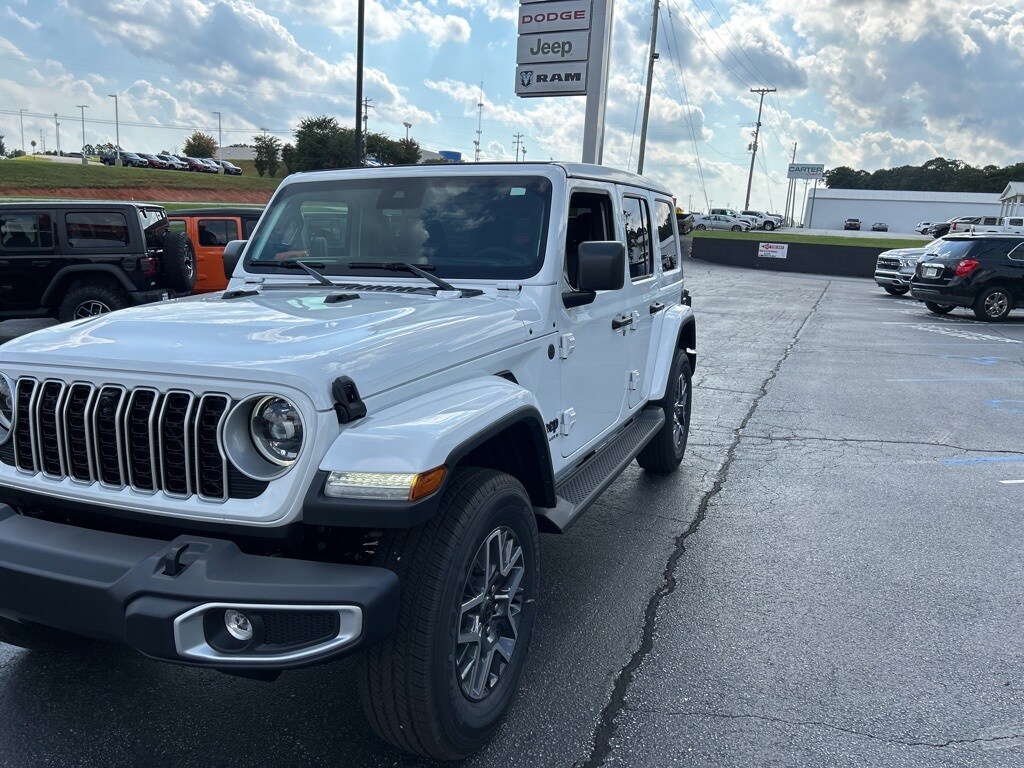 2025 Jeep Wrangler Sahara photo 3