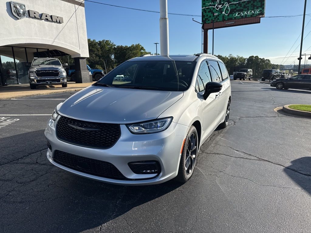 New 2026 Chrysler Pacifica LIMITED Passenger Van