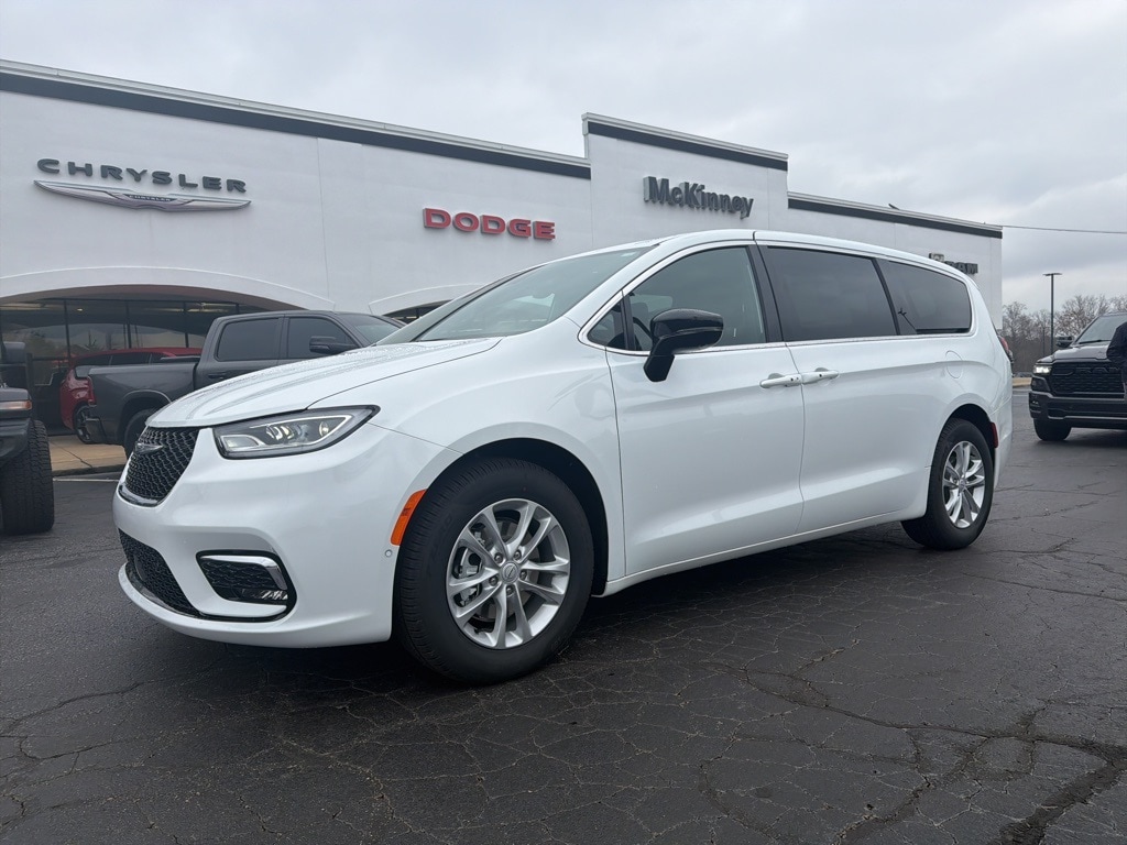 2026 Chrysler Pacifica Select's photo