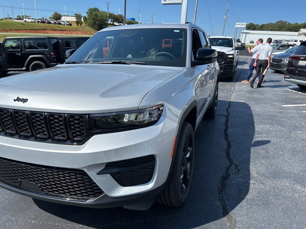 2025 Jeep Grand Cherokee Laredo Altitude photo 3