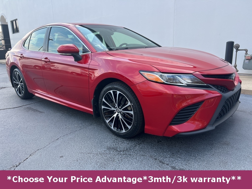 2019 Toyota Camry SE's photo