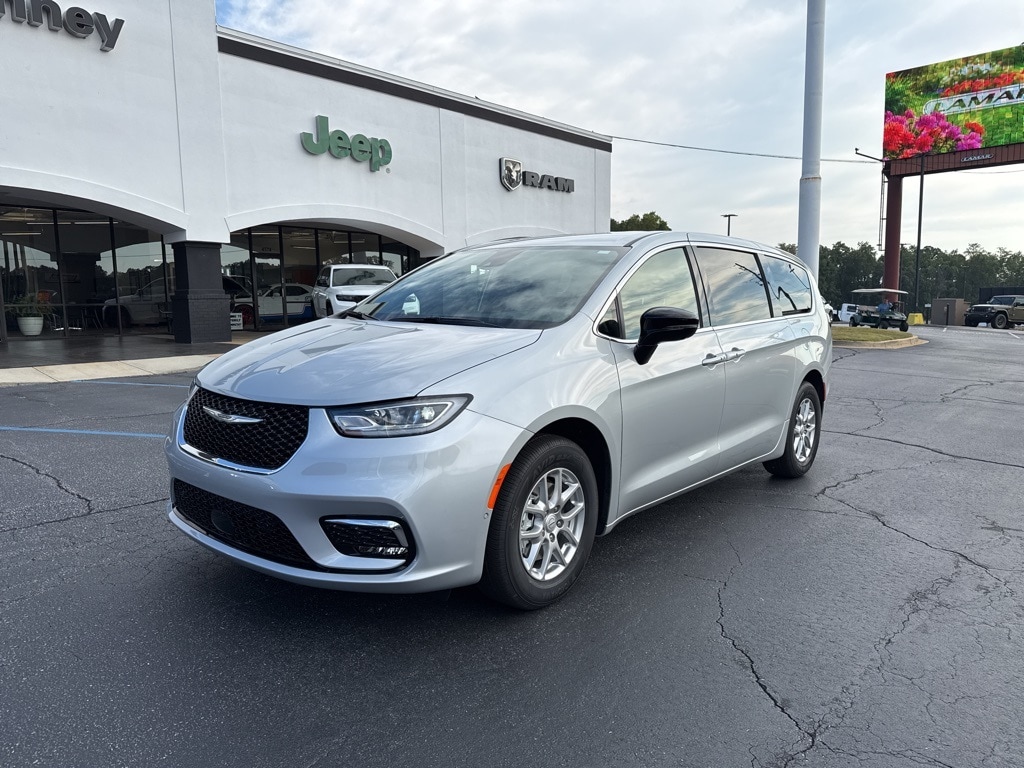 2026 Chrysler Pacifica Select's photo